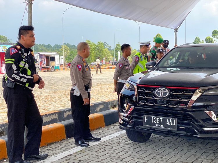 Polda Lampung Bersama Polres Lamsel Giat Pengalihan Kendaraan dari Bandar Lampung Menuju Pelabuhan Bakauheni