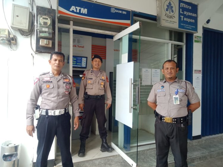 Personel Pos Pam Al-Jabaar Sukalarang Kontrol ATM Saat Patroli Siang