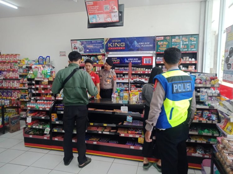 Kontrol Minimarket, Petugas Patroli Berikan Rasa Aman Bagi Masyarakat