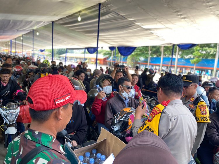 Cuaca Panas, Polres Lampung Selatan dan Pemangku Kepentingan Bagikan Air Mineral Ke Pemudik di Bakauheni
