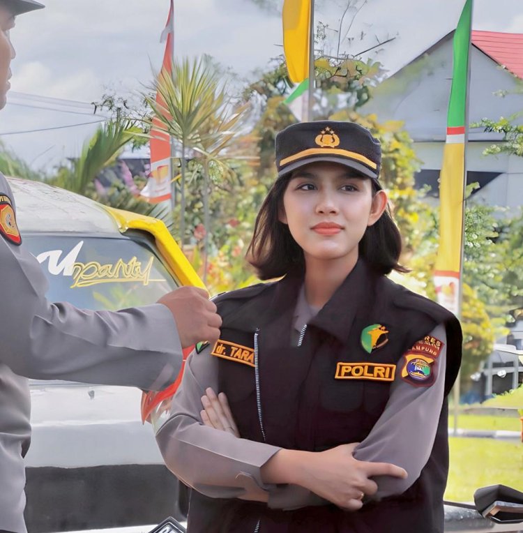 Aksi Polisi Cantik Polres Lampung Selatan Bagikan Bingkisan Untuk Pemudik Cilik di Pelabuhan Bakauheni