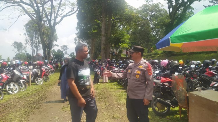 Patroli sambang,  Bhabinkamtibmas Temui Juru Parkir