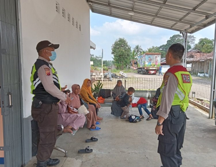 Cegah Gangguan Kamtibmas Di Stasiun Kereta Api, Polsek Cireunghas Tingkatkan Patroli