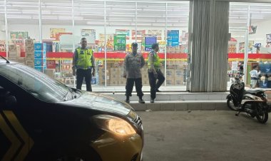 Polisi Sampaikan Himbauan Kamtibmas Kepada Karyawan Minimarket saat Patroli Malam