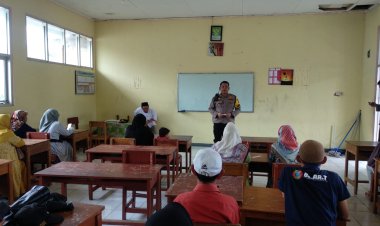 Kapolsek Sukalarang Sampaikan Arahan Kepada Siswa/Siswi Smkn 1 Sukalarang