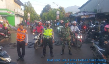 Wujud Sinergitas TNI – Polri, Babinsa dan Bhabinkamtibmas Laksanakan gatur Lalin