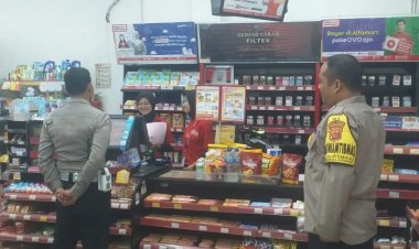 Anggota Polsek Sukalarang Laksanakan Patroli Malam Kontrol Minimarket