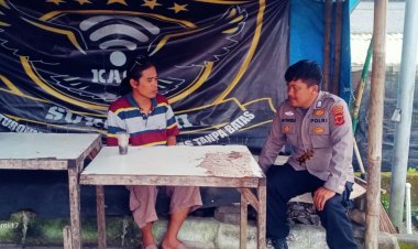 Antisipasi Gangguan Kamtibmas, Bhabinkamtibmas Lakukan Giat Sambang Warga
