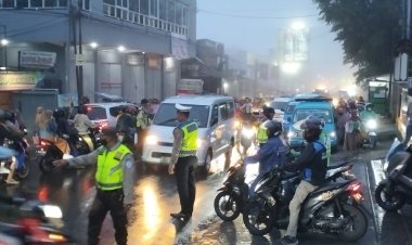 Gatur Lalin Pagi, Polisi Berikan Pelayanan Prima Kepada Masyarakat