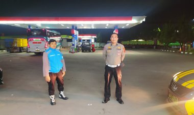 Patroli Kamtibmas Dengan Sambangi SPBU Saat Malam Jaga Kondusifitas Keamanan