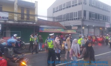 Gatur Lalin Pagi , Polisi Bantu Siswa Sekolah Menyeberang