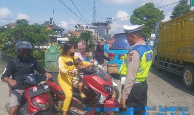 Peduli Keselamatan, Polisi Berikan Teguran Humanis Kepada Pelanggar Lalu Lintas