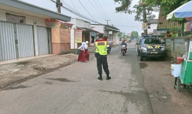 Peduli Keselamatan, Anggota Samapta Polsek Cireunghas Polres Sukabumi Kota Laksanakan Gatur Lalin Pagi Hari