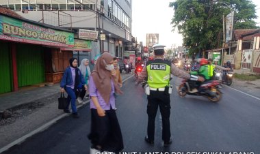 Arulin Lancar, Personel Polsek Sukalarang Laksanakan Gatur Lalin Pagi