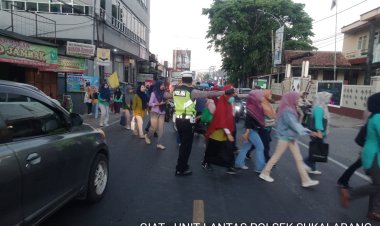 Wujudkan Kamseltibcarlantas Di Awal Pagi, Personil Polsek Sukalarang Gatur Lalin