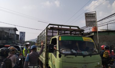 Urai Kemacetan, Personel Polsek Sukalarang Sigap Laksanakan Pengaturan Lalu Lintas