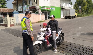 Polisi Berikan Teguran Humanis Kepada Pengendara Yang Tidak Memakai Helm