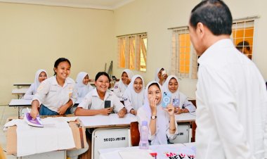 Presiden Jokowi Tinjau Aktivitas Belajar Mengajar di SMKN 4 Kota Jambi