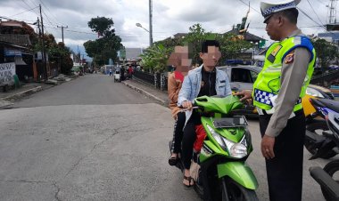 Polisi Berikan Teguran Humanis Kepada Pemotor Yang Tidak Menggunakan Helm