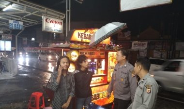 Lakukan Patroli Ke Pedagang Untuk Menyampaikan Himbauan Kamtibmas