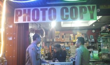 Patroli Malam, Polisi Masih Temui Warga yang Sedang Jaga Toko