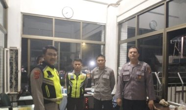 Patroli Malam Anggota Samapta Polsek Sukalarang Berikan Pesan Kepada Security