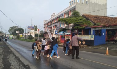 Sambil Gatur Lalin Pagi, Polisi Bantu Siswa Sekolah Menyeberang