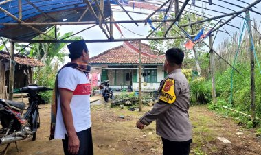 Laksanakan Giat Sambang, Bhabinkamtibmas Ajak Warga Jaga Kamtibmas