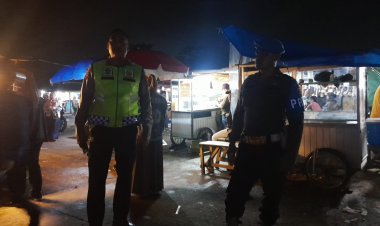 Untuk Menyampaikan Himbauan Kamtibmas, Polisi Patroli Ke Pedagang
