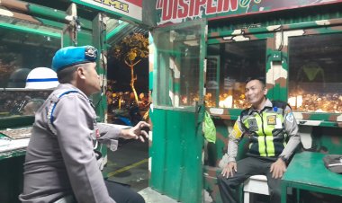 Anggota Polsek Sukalarang Berikan Pesan Kepada Security Saat Patroli Malam