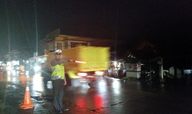 Personil Polsek Sukalarang Laksanakan Gatur Lalin Malam Minggu