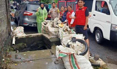 Bhabinkamtibmas Polsek Aertembaga Bersama Satgas Bencana Pateten Kerja Bakti Pasca Hujan Deras