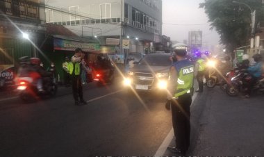 Polisi Rutin Gatur Lalin Pagi Ciptakan Kelancaran Lalu Lintas