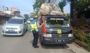 Unit Lantas Polsek Sukalarang Berikan Teguran Humanis Kepada Pengemudi Pick Up