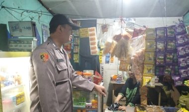 Polisi Patroli Ke Pedagang Untuk Menyampaikan Himbauan Kamtibmas