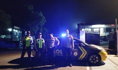 Saat Patroli Malam, Anggota Polsek Sukalarang Berikan Pesan Kepada Security
