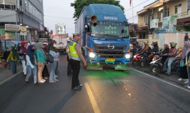 Ciptakan Kelancaran Lalu Lintas, Polisi Rutin Gatur Lalin Pagi