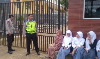 Personel Polsek Sukalarang Berikan Himbauan Kepada Para Remaja Saat Patroli