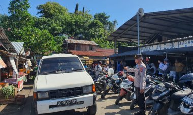 Kapolsek Aertembaga Laksanakan Giat Pengaturan Lalu Lintas di Pasar Winenet