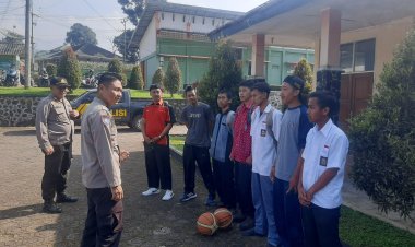 Kapolsek Sukalarang Melaksanakan Binluh Kepada Pelajar SMKN 1 Suaklarang