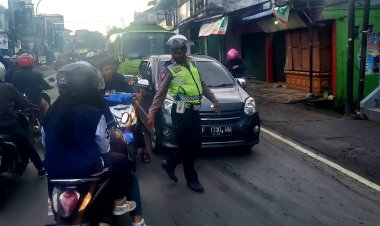 Polisi Rutin Gatur Lalin Pagi Berikan Pelayanan Prima Kepada Masyarakat