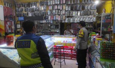 Personel Polsek Sukalarang Sampaiakn Himbauan Kamtibmas Kepada Pemilik Toko