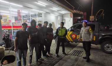 Polsek Sukalarang Berikan Himbauan Kepada Para Remaja Saat Patroli Malam