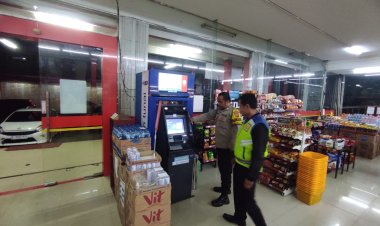 Patroli Polsek Sukalarang Cek Mesin ATM Cegah Kejahatan Perbankkan