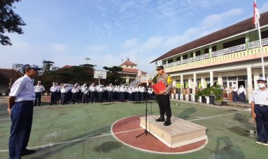 Kapolsek Sukalarang sampaikan Amanat Kapolres Saat Upacara Bendera