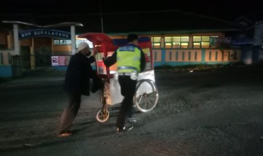 Bantu Dorong Gerobak Penjual Somay Keliling, Bentuk Kepedulian Polisi Kepada Masyarakat