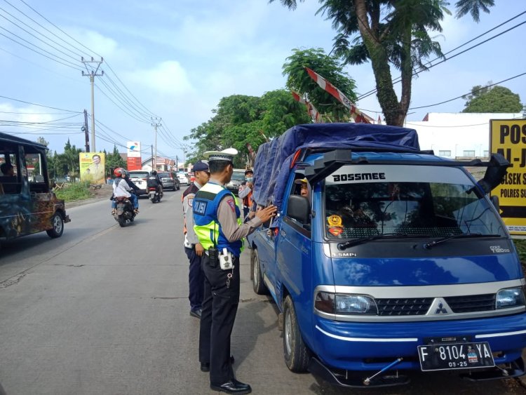 Polisi Berikan Himbauan Humanis Terkait Keselamatan Berlalu Lintas Kepada Pemudik