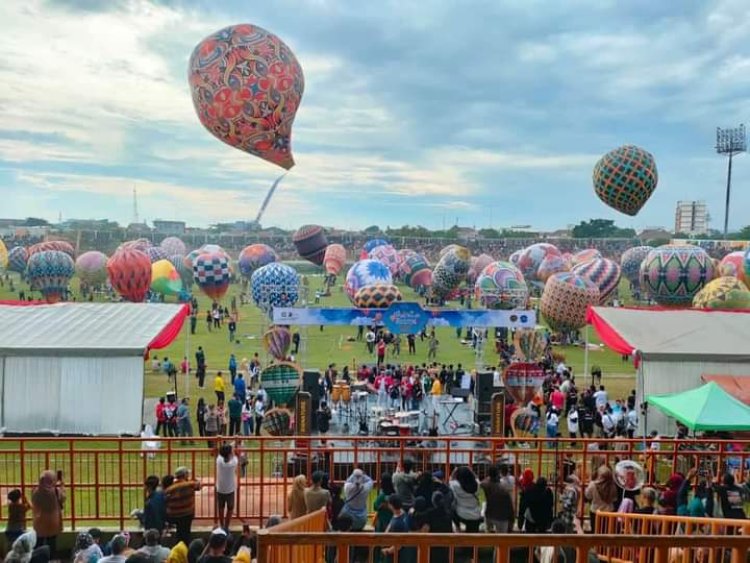 Meriahkan Cuti Idul Fitri dengan Festival Balon Udara, Langit Kota Pekalongan Pesta Warna