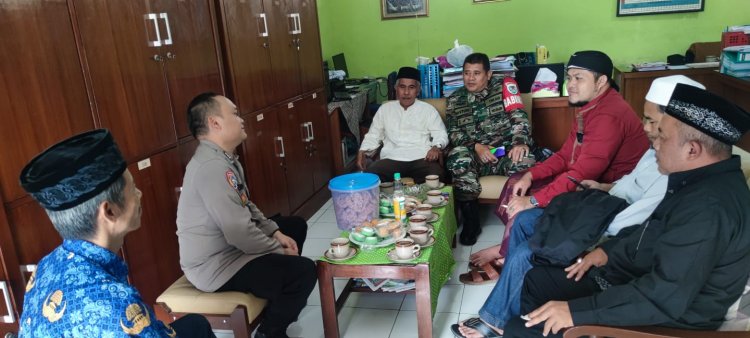 Sinegritas TNI Polri Melaksanakan Silaturahmi dengan Kepala Sekolah SDN 1 Sukaraja