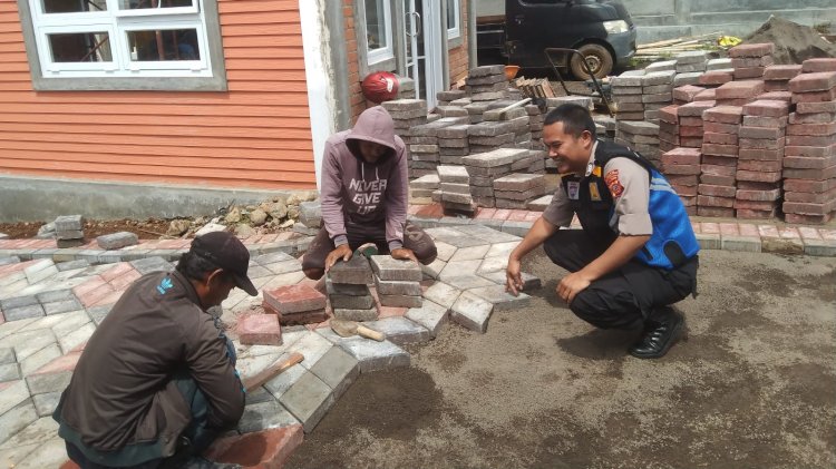 Sambangi Buruh Bangunan, Sampaikan Pesan Pesan Kamtibmas